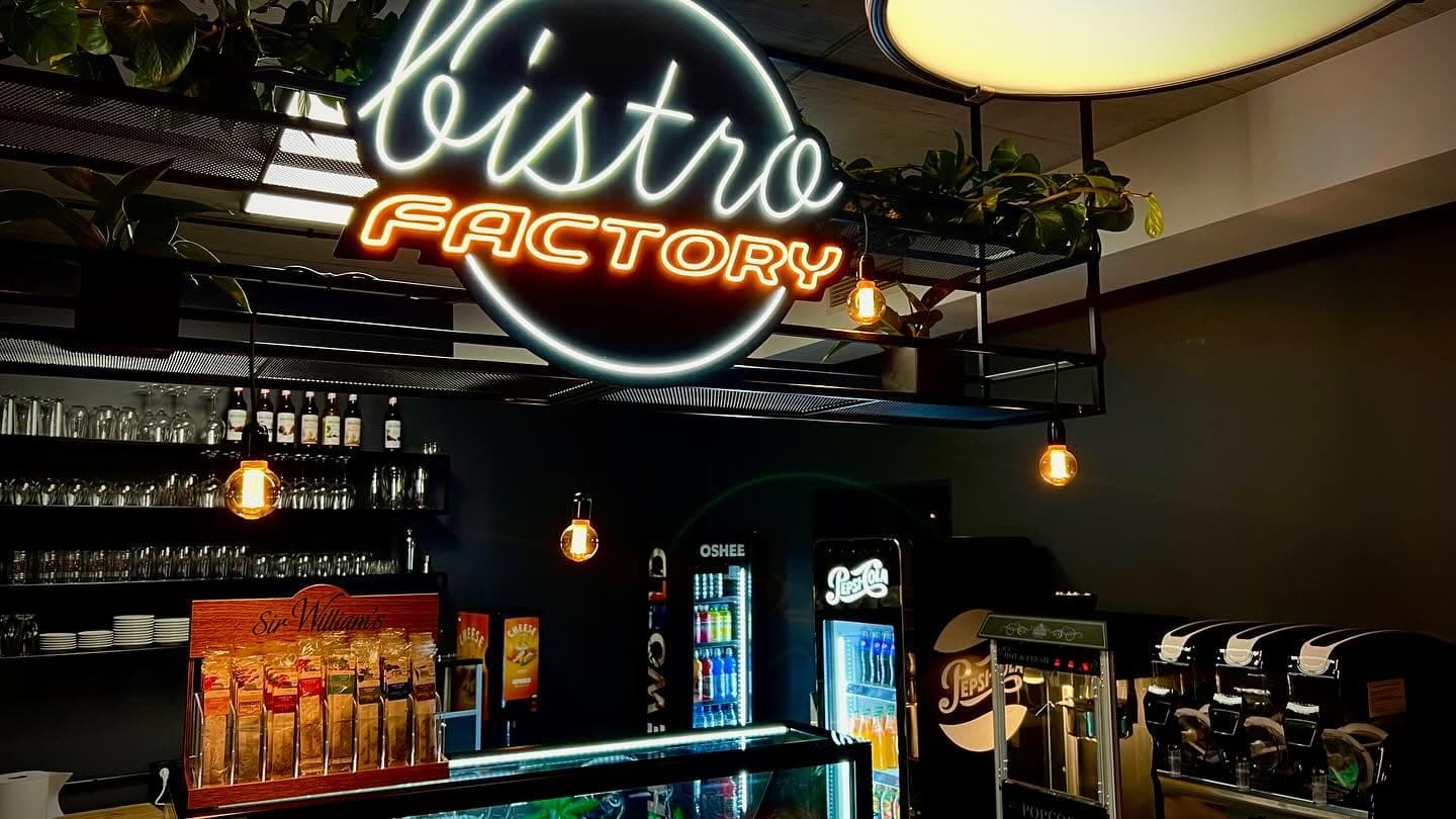 Bar Bistro Factory z neonem, ekspresem do kawy i lodówką z napojami