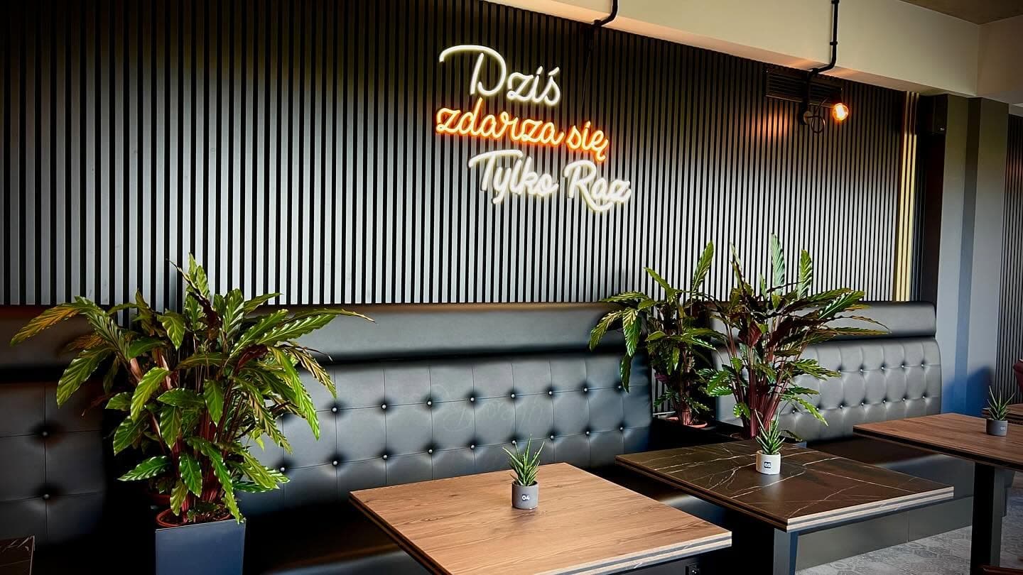 Sala Bistro Factory – kanapy, stoliki i neon „Dziś zdarza się tylko raz”