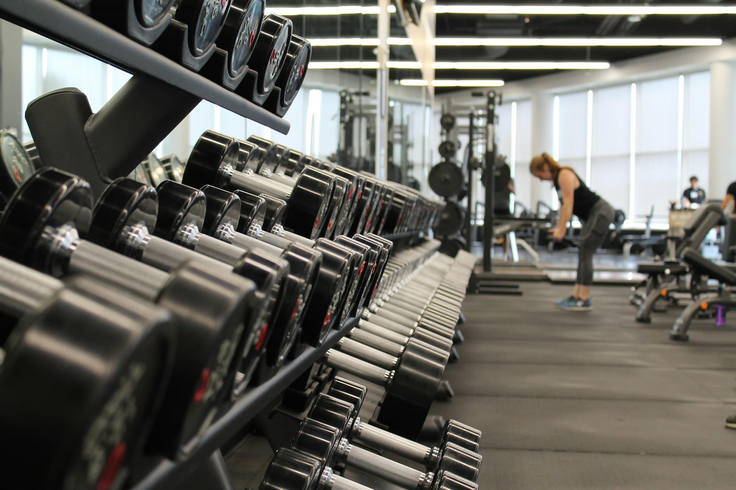 Strefa wolnych ciężarów w klubie Fitness Factory