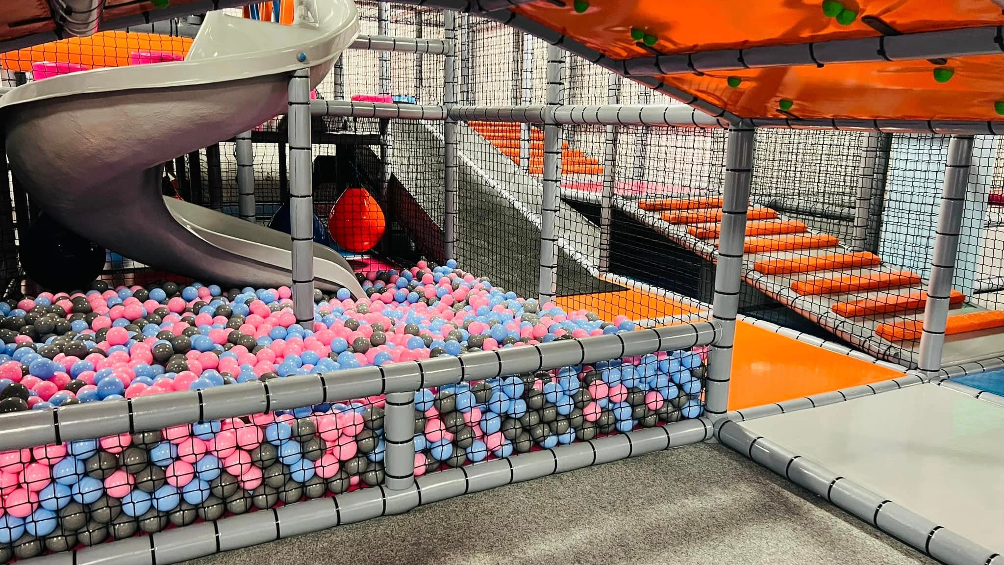 Basen z kulkami i spiralna zjeżdżalnia w sali zabaw Fun Factory
