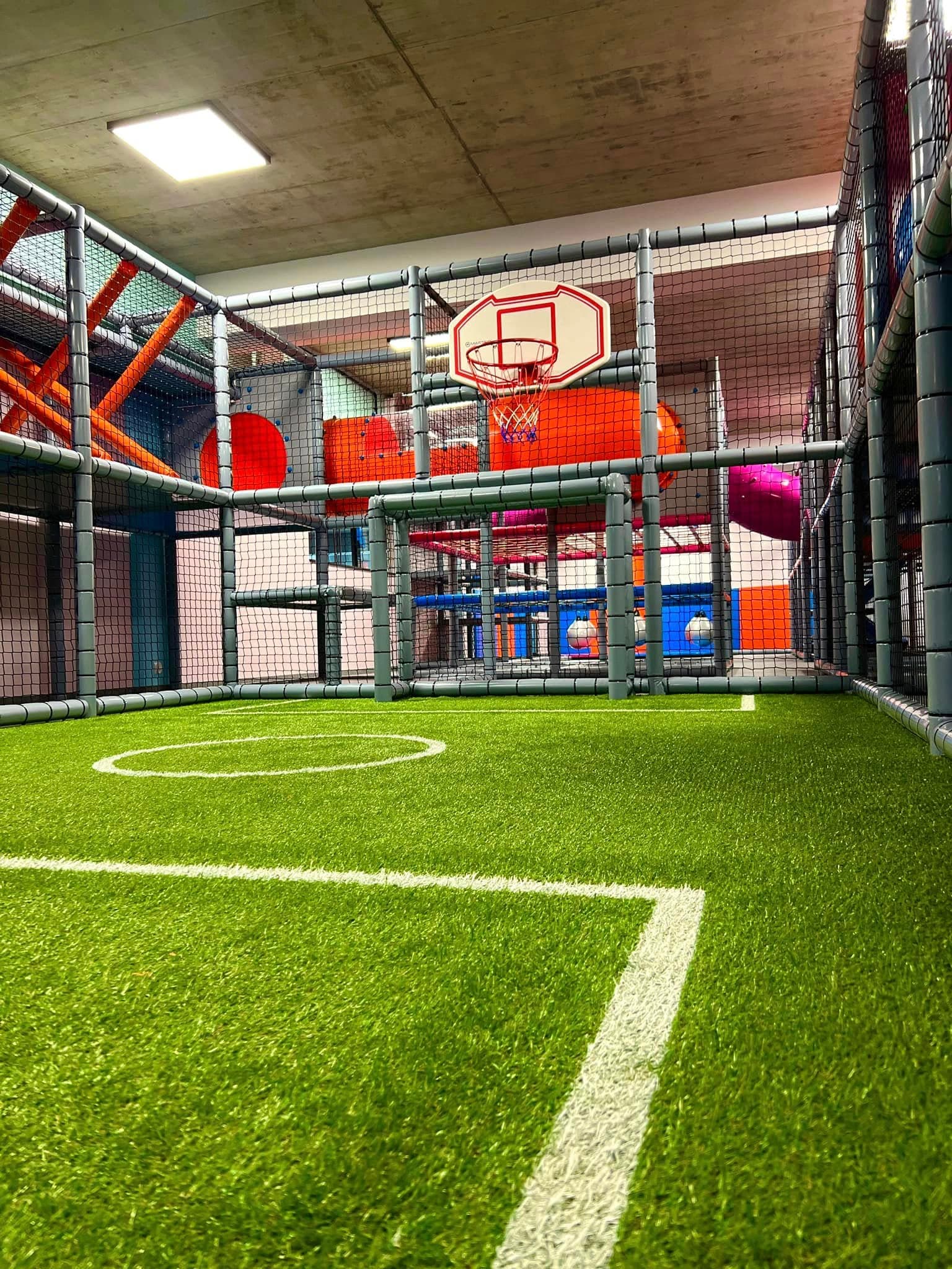 Zjeżdżalnie i basen z kulkami w sali zabaw Fun Factory