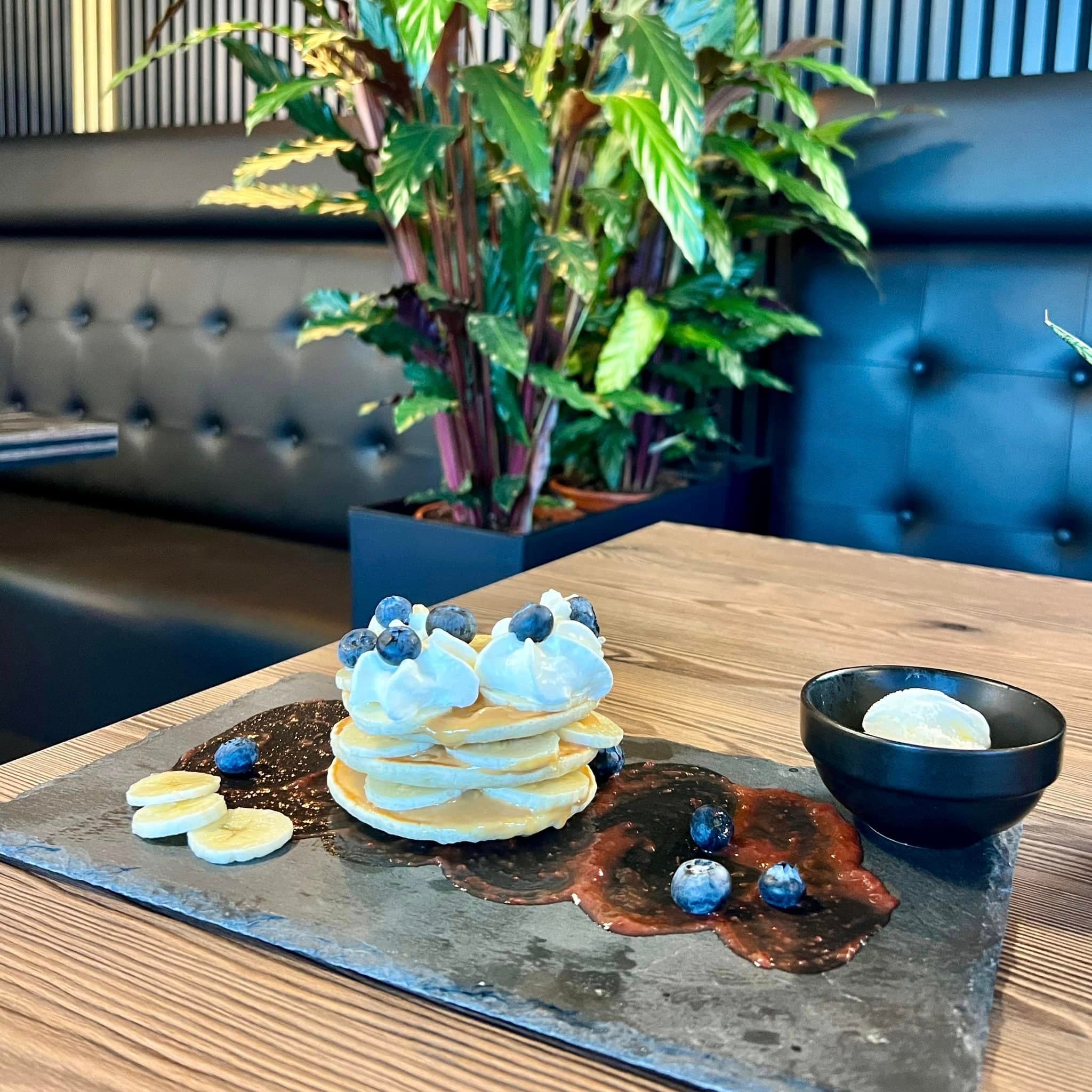 Naleśniki z owocami podane w Bistro Factory