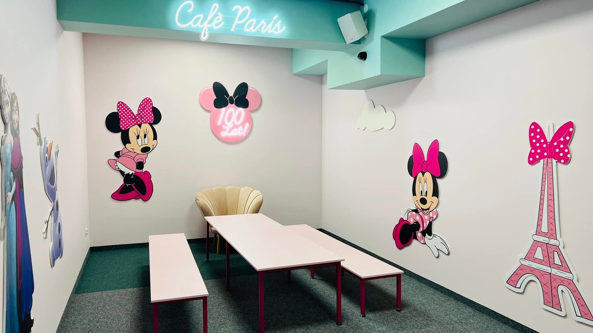 Sala urodzinowa Café Paris ze stołami i dekoracjami